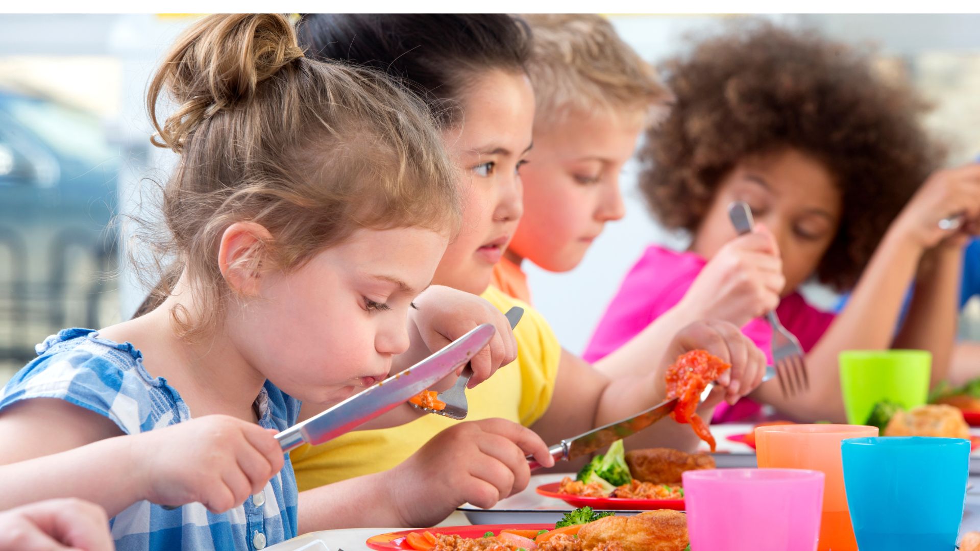 Niños y niñas comiendo.