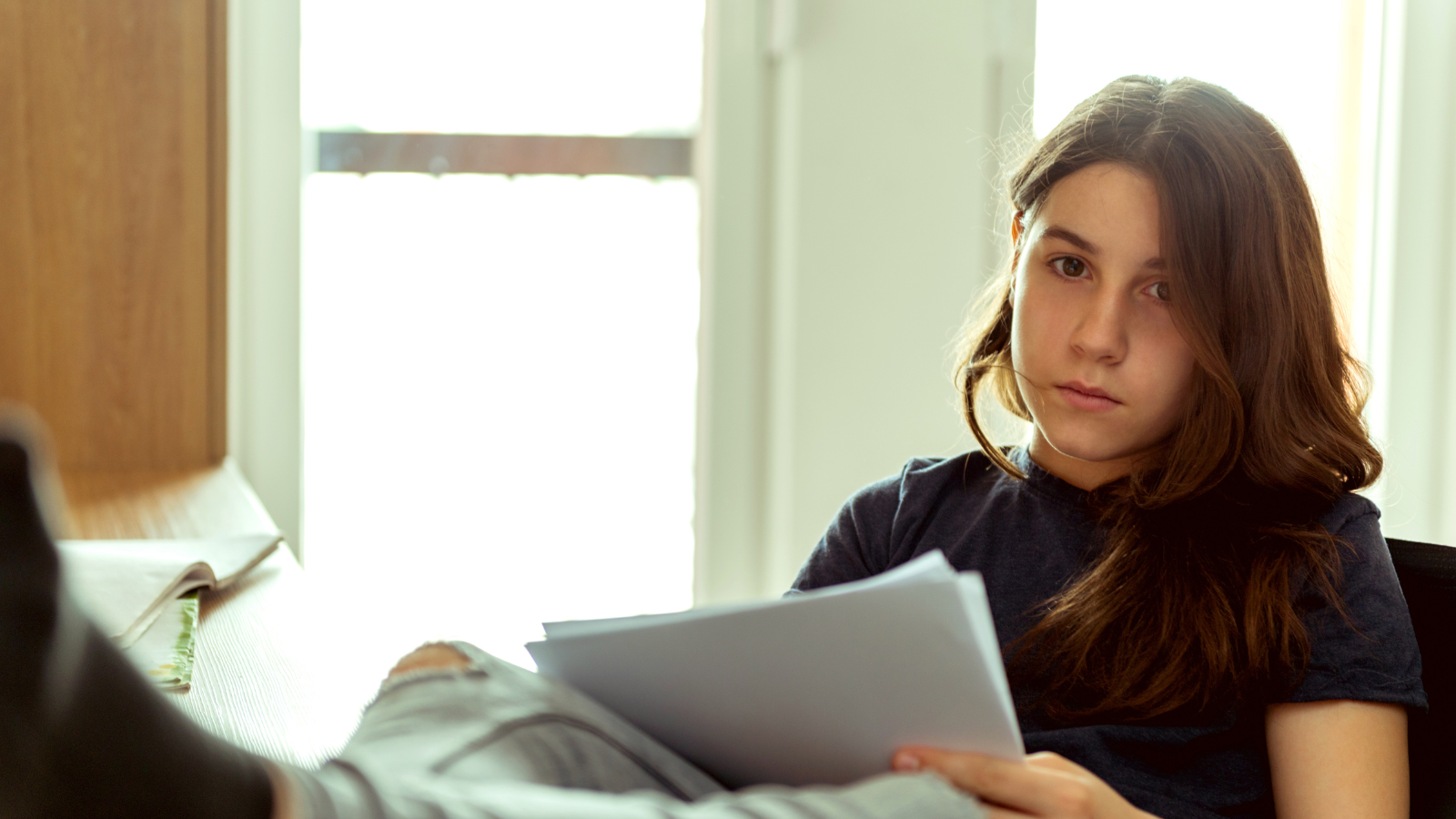 Adolescente estudiando en su habitación