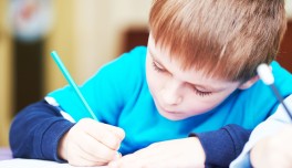 Niño estudiando concentrado
