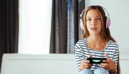Niña jugando a videojuego