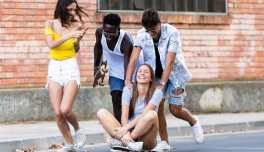 Grupo de adolescentes divirtiéndose en la calle