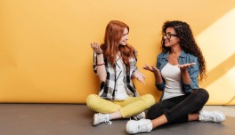 Dos amigas hablando