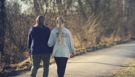 Madre e hija caminando
