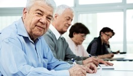 Personas mayores en una aula