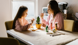 Madre e hija adolescente haciendo una actividad.