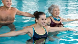 Personas practicando aquagym