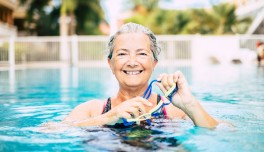 Una dona en una piscina