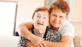 Persona gran i la seva cuidadora