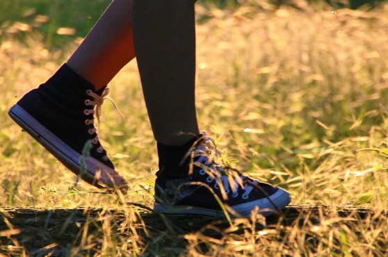Adolescente caminando