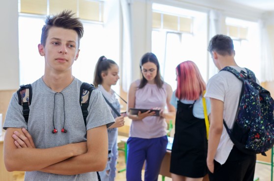 Un noi apartat de la resta de companys de classe.