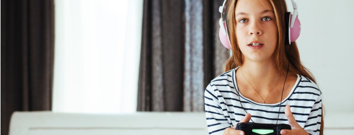 Niña jugando a videojuego