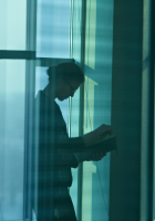 Personas trabajadoras en una oficina sin comunicarse