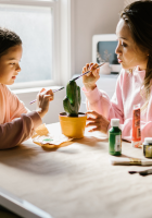 Madre e hija adolescente haciendo una actividad.