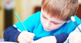 Niño estudiando concentrado