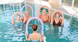 Persones fent exercici en una piscina