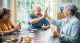 Persones grans jugant a casa